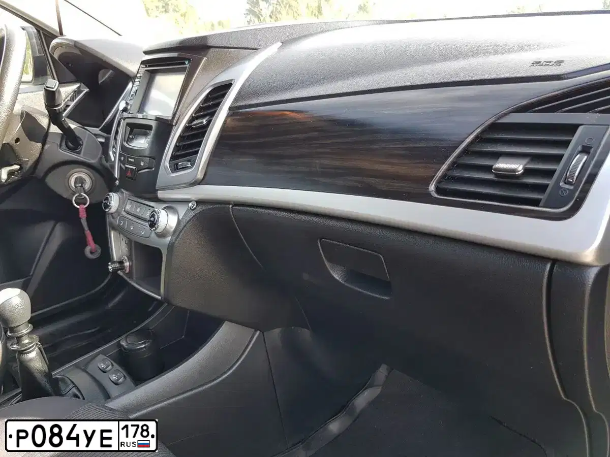 Фото автомобиля SSANGYONG ACTYON, 2014 — госномер Р084УЕ178. Цвет: ЧЕРНЫЙ