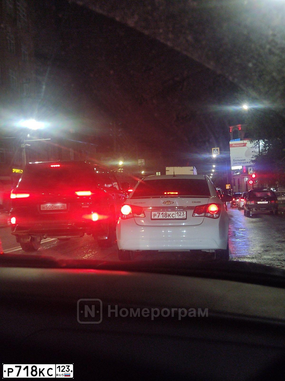 Фото автомобиля CHEVROLET CRUZE, 2012 — госномер Р718КС123. Цвет: БЕЛЫЙ