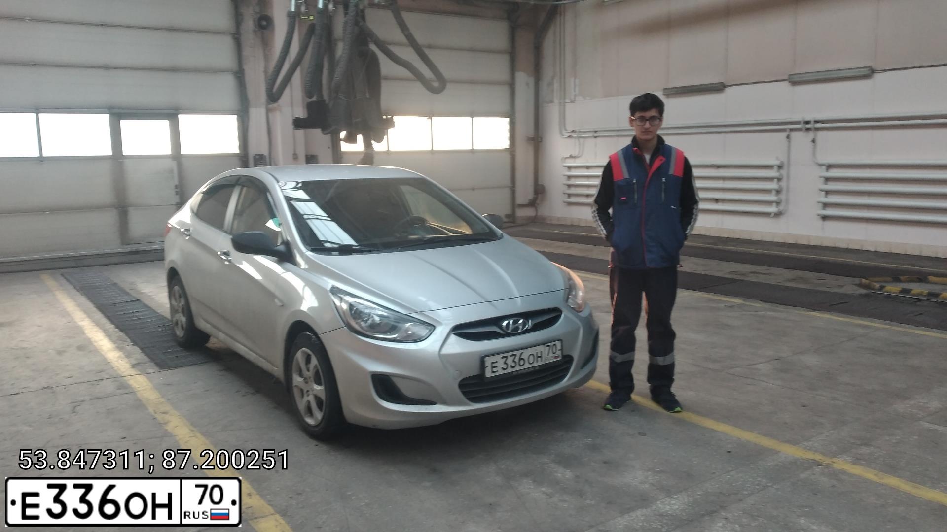 Фото автомобиля HYUNDAI SOLARIS, 2012 — госномер Е336ОН70. Цвет: СЕРЕБРИСТЫЙ