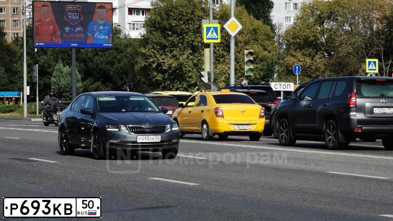 Фото автомобиля VOLKSWAGEN TOUAREG, 2016 — госномер Н283ОУ799. Цвет: Белый