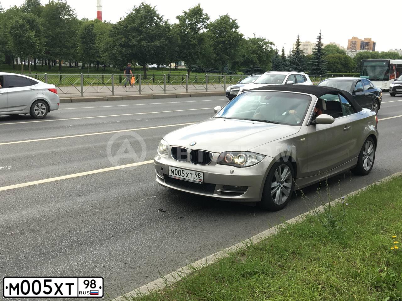 Фото автомобиля BMW 125I, 2008 — госномер Т399ОТ198. Цвет: БЕЖЕВЫЙ