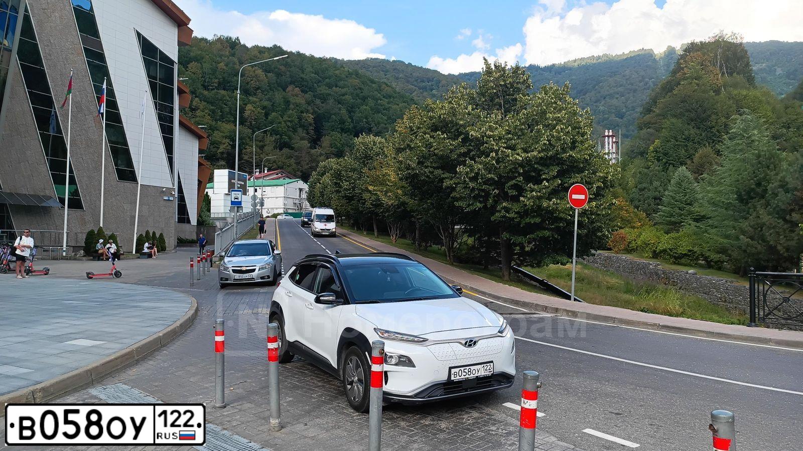 Фото автомобиля HYUNDAI KONA ELECTRIC, 2018 — госномер В058ОУ122. Цвет: Белый