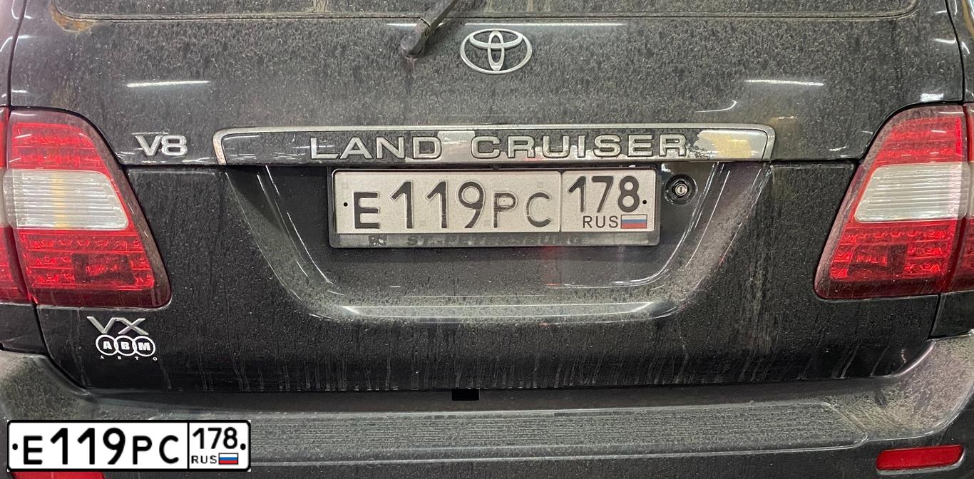 Фото автомобиля TOYOTA LANDCRUISER, 2006 — госномер Е119РС178. Цвет: ЧЕРНЫЙ