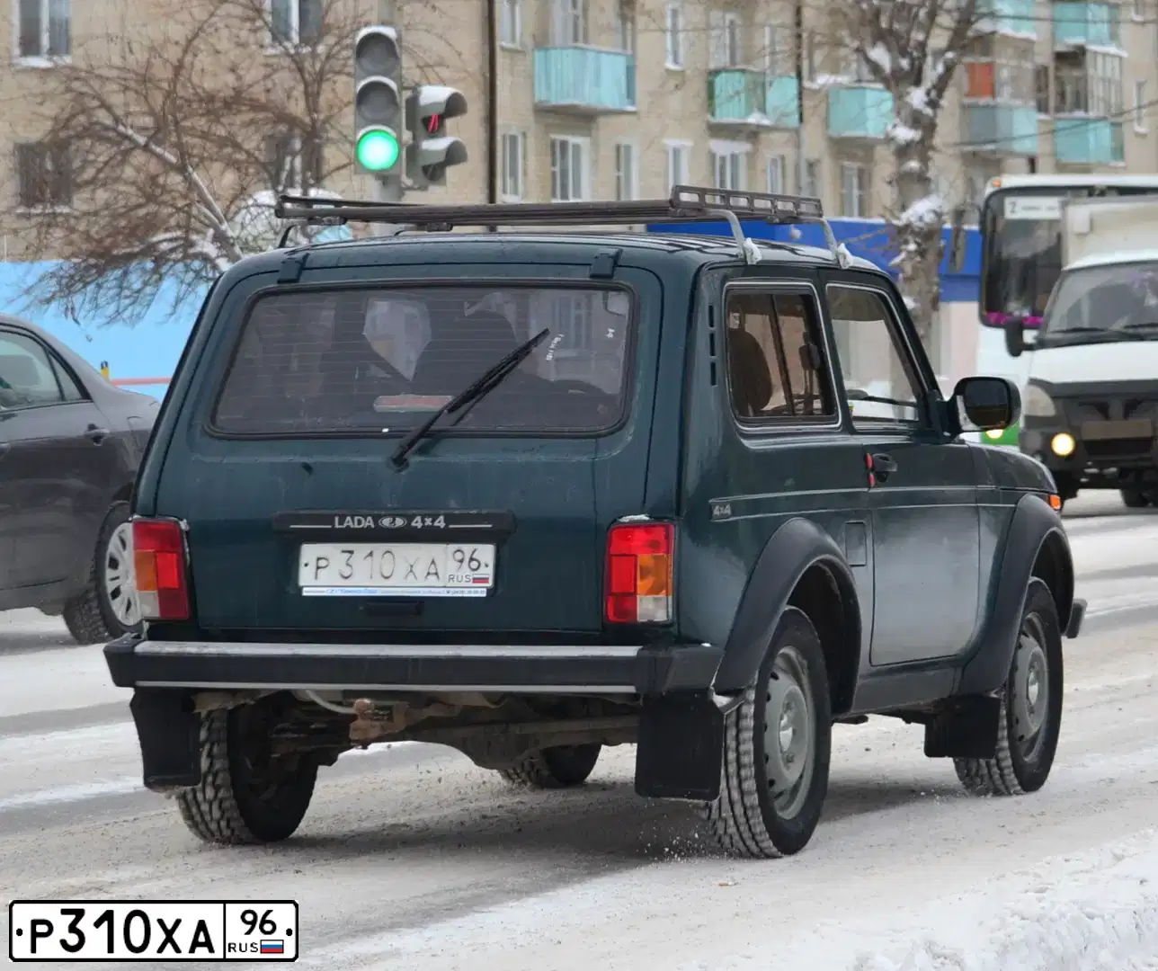 Фото автомобиля LADA 2121 NIVA, 2010 — госномер Р310ХА96. Цвет: Темно-зеленый