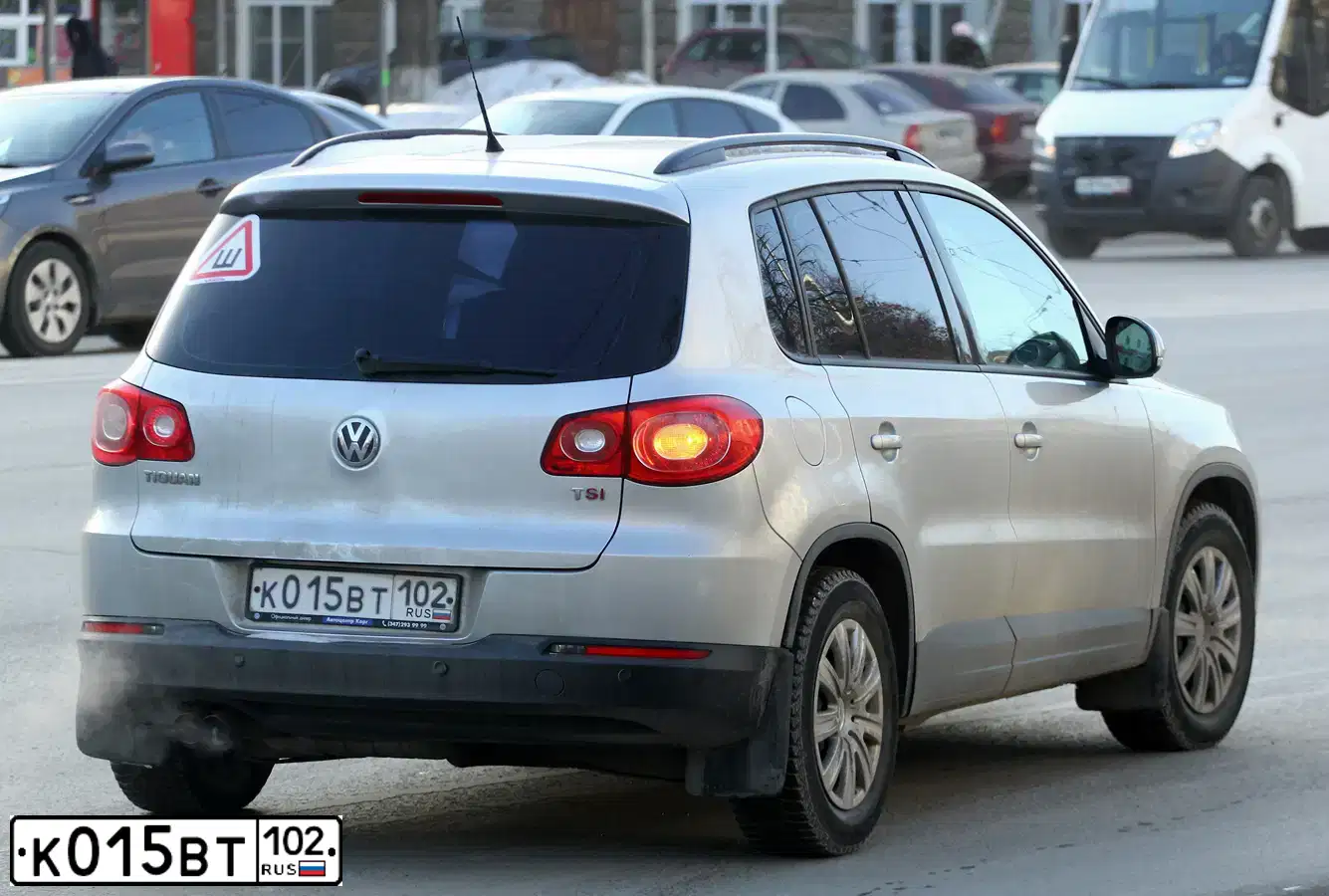Фото автомобиля VOLKSWAGEN TIGUAN, 2010 — госномер К015ВТ102. Цвет: Серебристый