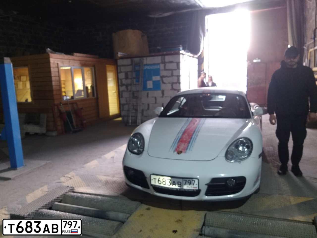 Фото автомобиля PORSCHE CAYMAN, 2007 — госномер М409КН154. Цвет: Белый