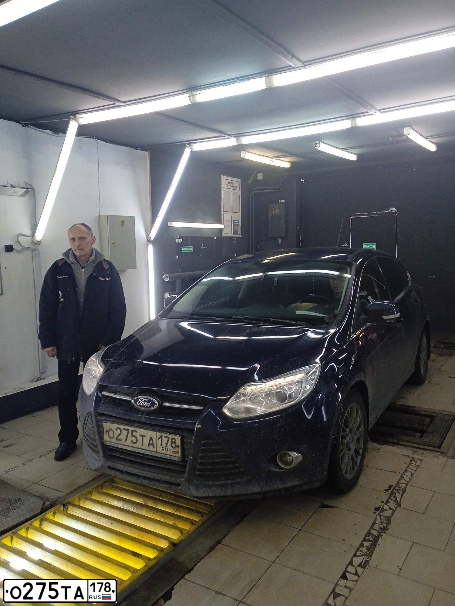 Фото автомобиля FORD FOCUS, 2013 — госномер О275ТА178. Цвет: Темно-синий