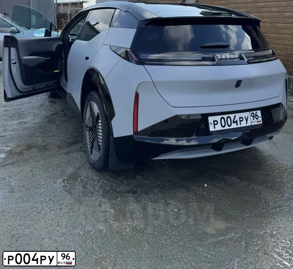 Фото автомобиля LADA 2114 SAMARA, 2004 — госномер Р004РУ96. Цвет: СВЕТЛО-СЕРЫЙ