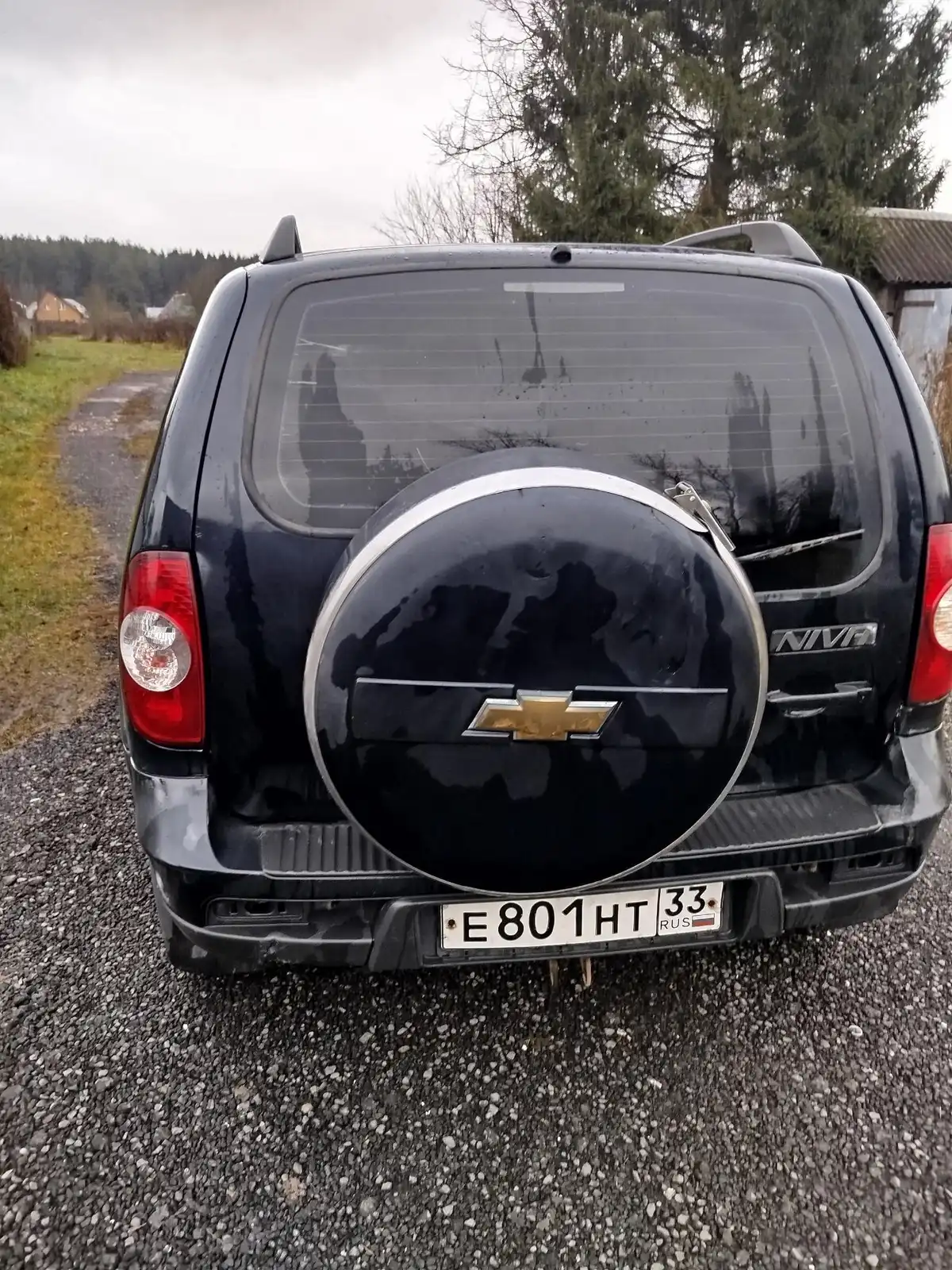 Фото автомобиля CHEVROLET NIVA, 2012 — госномер Е801НТ33. Цвет: ЧЕРНО-СИНИЙ МЕТАЛЛИК
