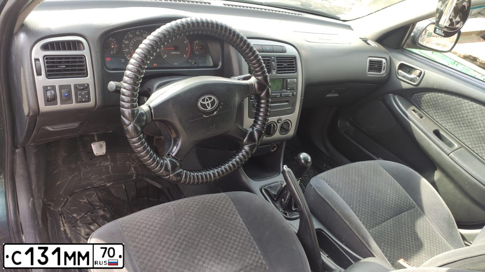 Фото автомобиля TOYOTA AVENSIS, 2000 — госномер С131ММ70. Цвет: Темно-зеленый