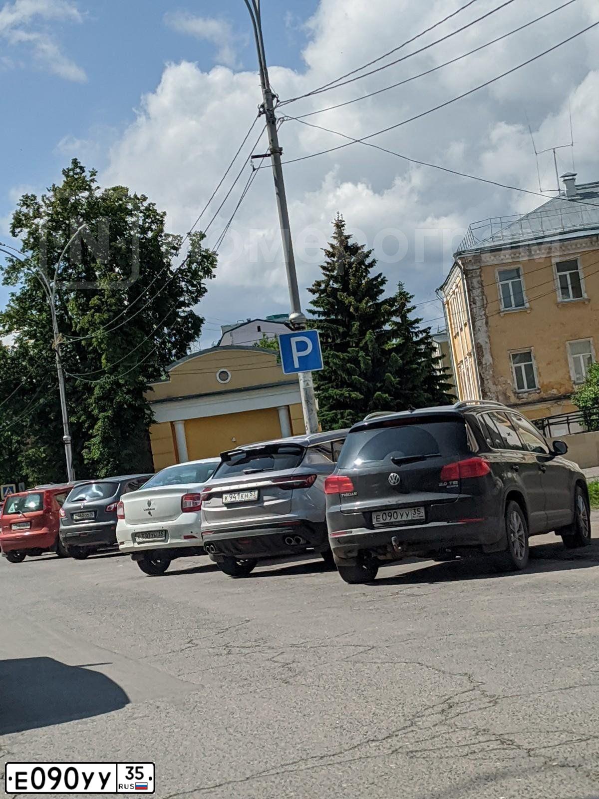 Фото автомобиля VOLKSWAGEN TIGUAN, 2012 — госномер Е090УУ35. Цвет: ЧЕРНЫЙ
