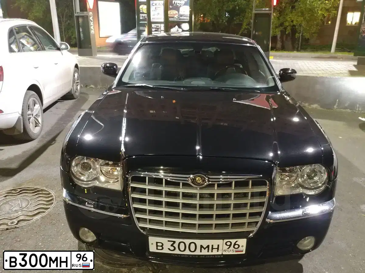 Фото автомобиля CHRYSLER 300C, 2006 — госномер В765УЕ89. Цвет: ЧЕРНЫЙ