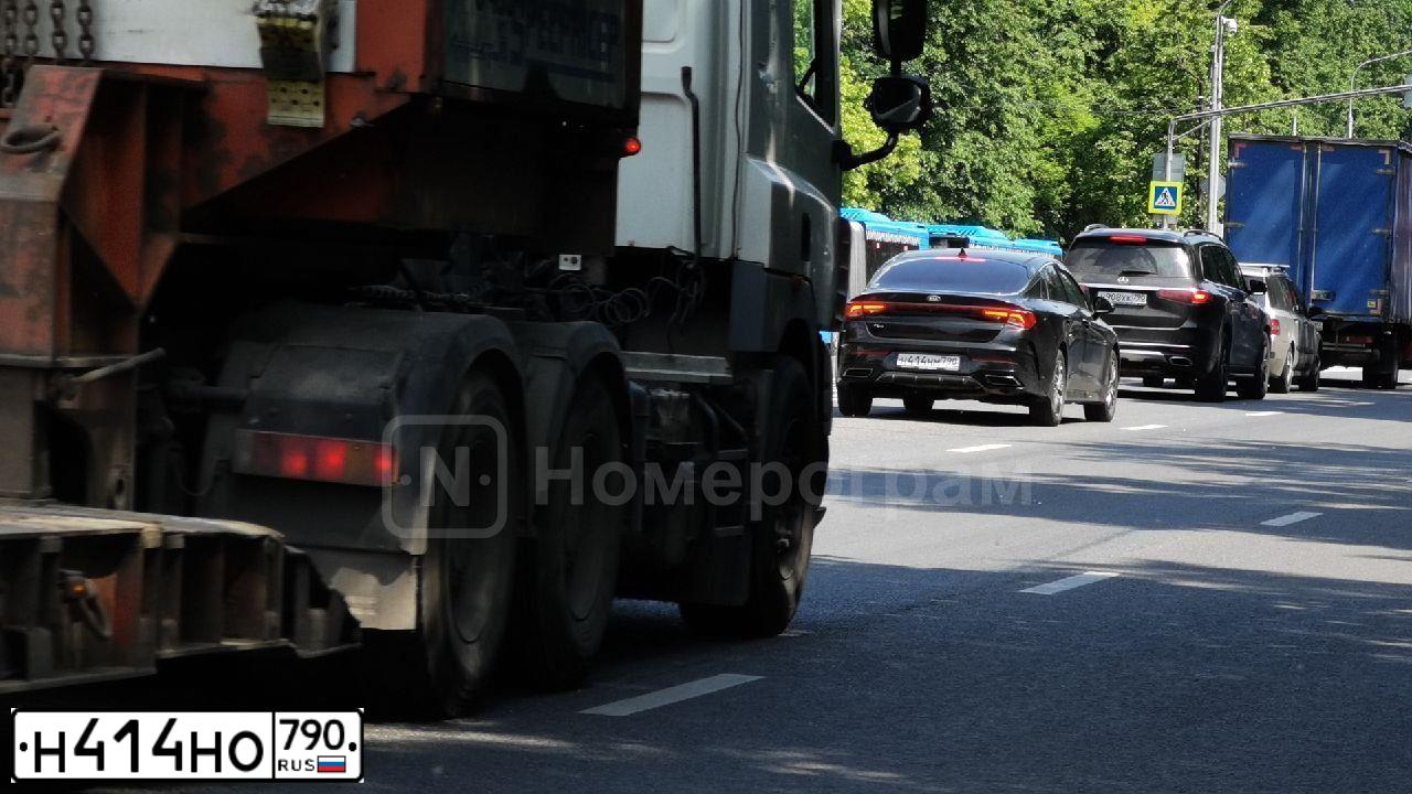 Фото автомобиля OPEL VECTRA, 2008 — госномер К712РУ199. Цвет: Серебристый