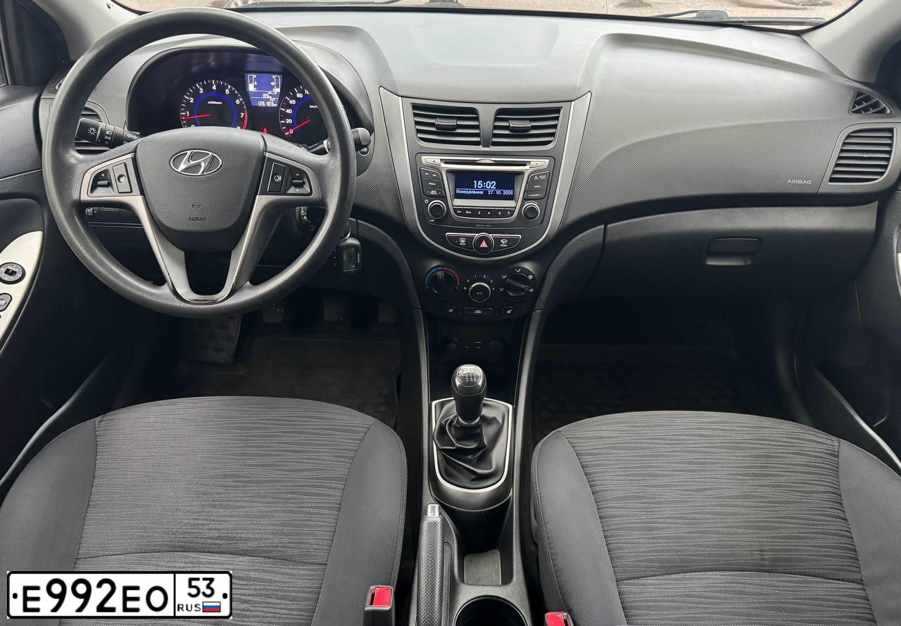 Фото автомобиля HYUNDAI SOLARIS, 2016 — госномер Е992ЕО53. Цвет: ЧЕРНЫЙ
