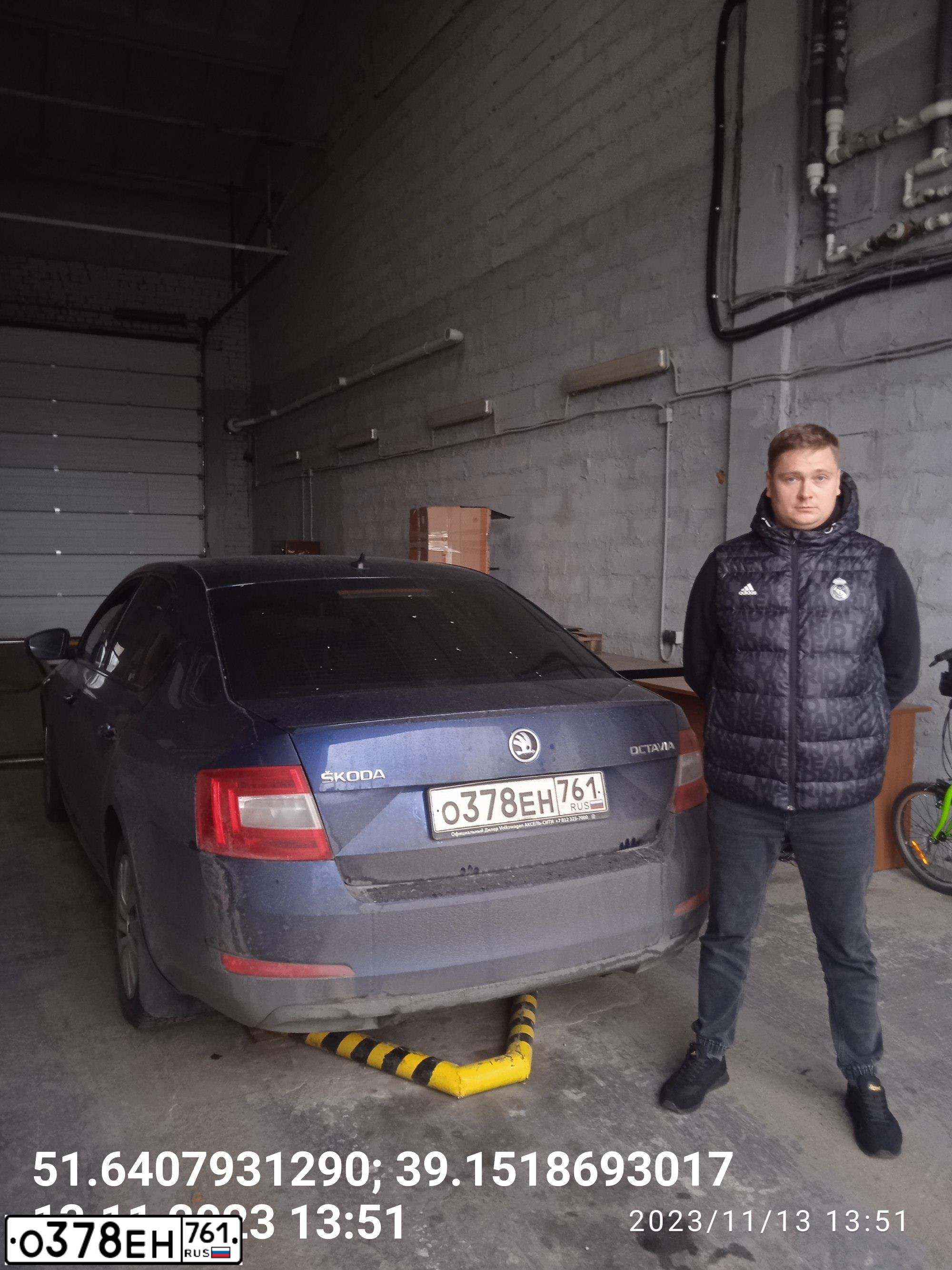 Фото автомобиля SKODA OCTAVIA, 2017 — госномер О234МЕ136. Цвет: Темно-синий