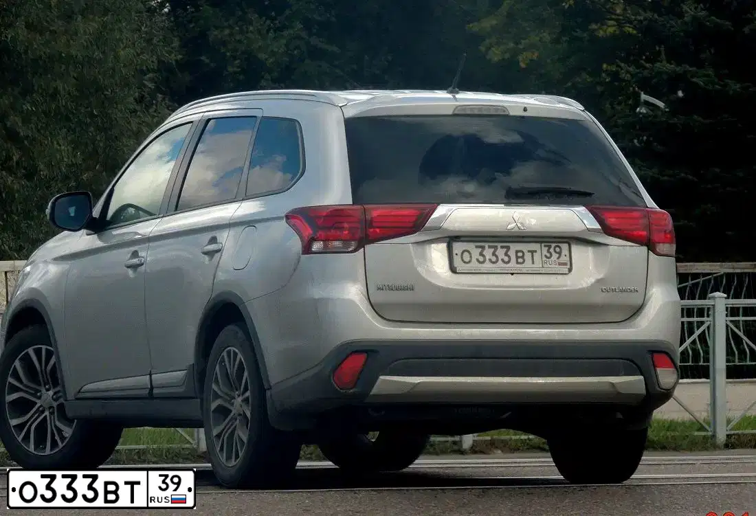 Фото автомобиля MITSUBISHI OUTLANDER, 2010 — госномер Р590УО39. Цвет: ЧЕРНЫЙ