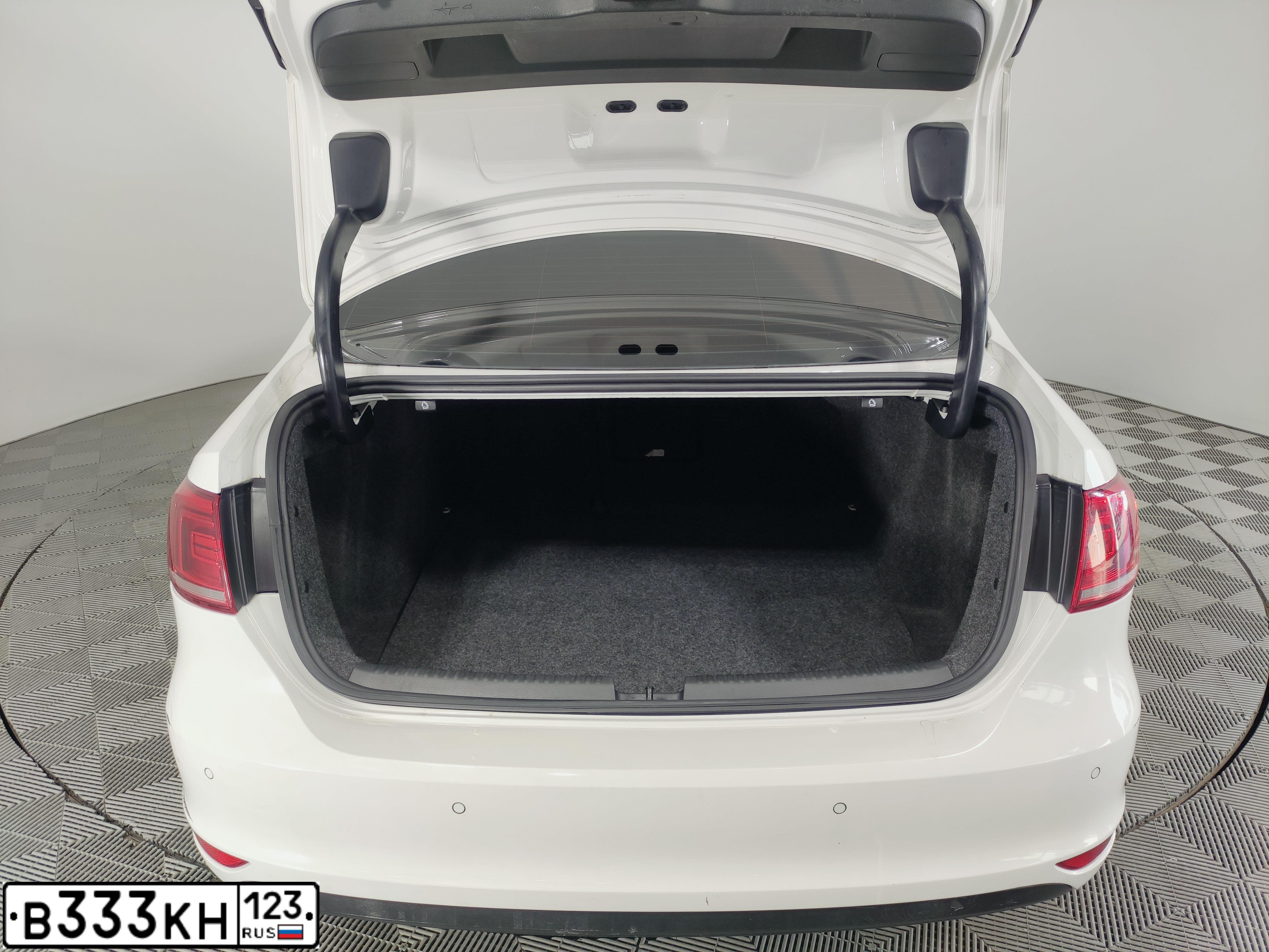 Фото автомобиля VOLKSWAGEN JETTA, 2014 — госномер О875МТ761. Цвет: Белый