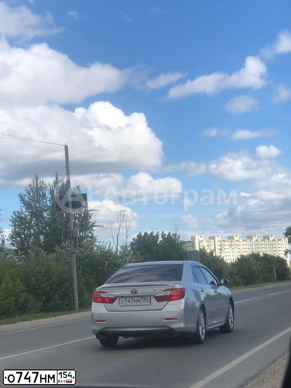 Фото автомобиля TOYOTA CAMRY, 2012 — госномер О747НМ154. Цвет: Серебристый