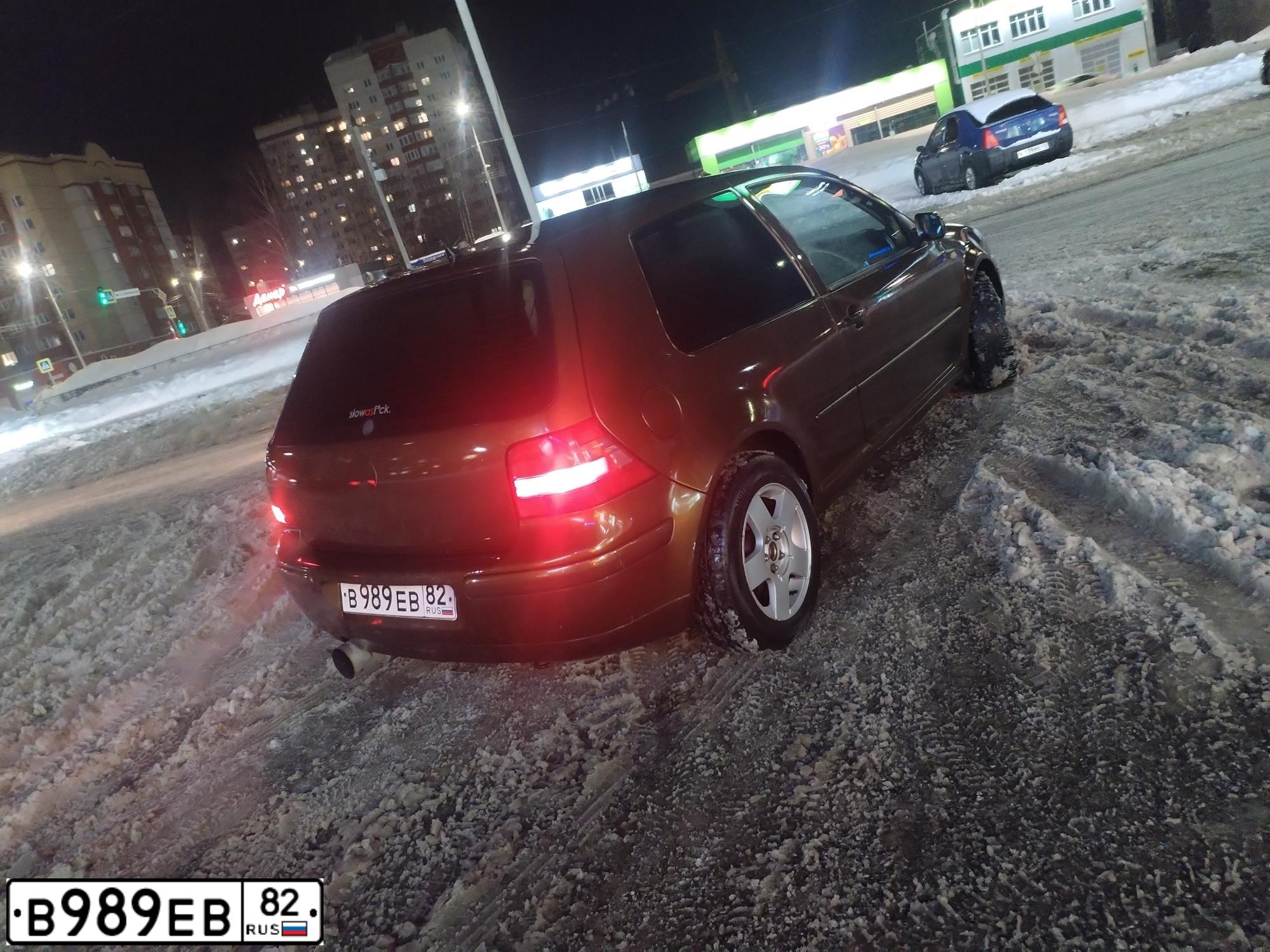 Фото автомобиля VOLKSWAGEN GOLF, 1999 — госномер В989ЕВ82. Цвет: КОРИЧНЕВЫЙ
