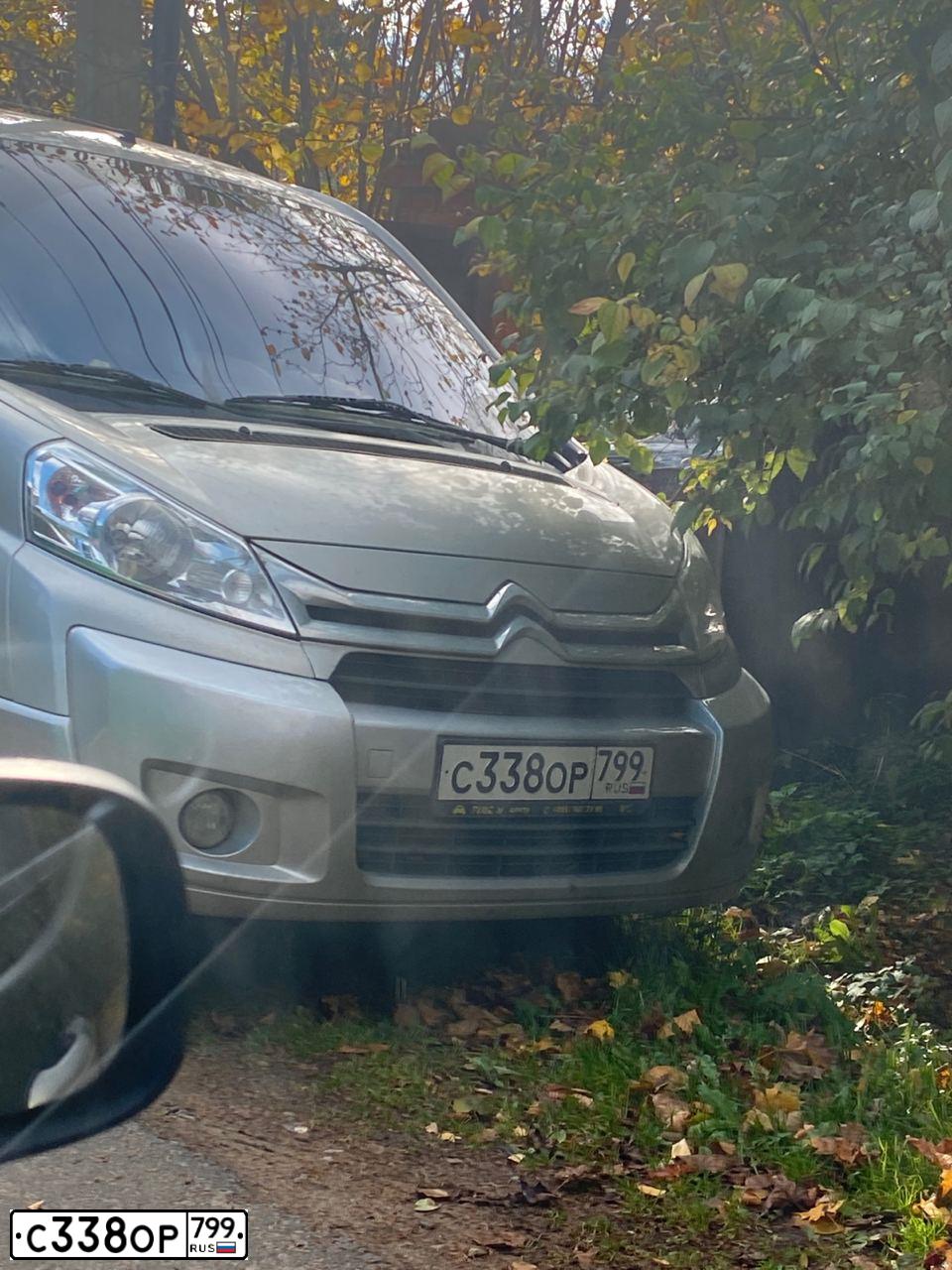 Фото автомобиля CITROEN JUMPY, 2016 — госномер М642ММ99. Цвет: СЕРЕБРИСТЫЙ