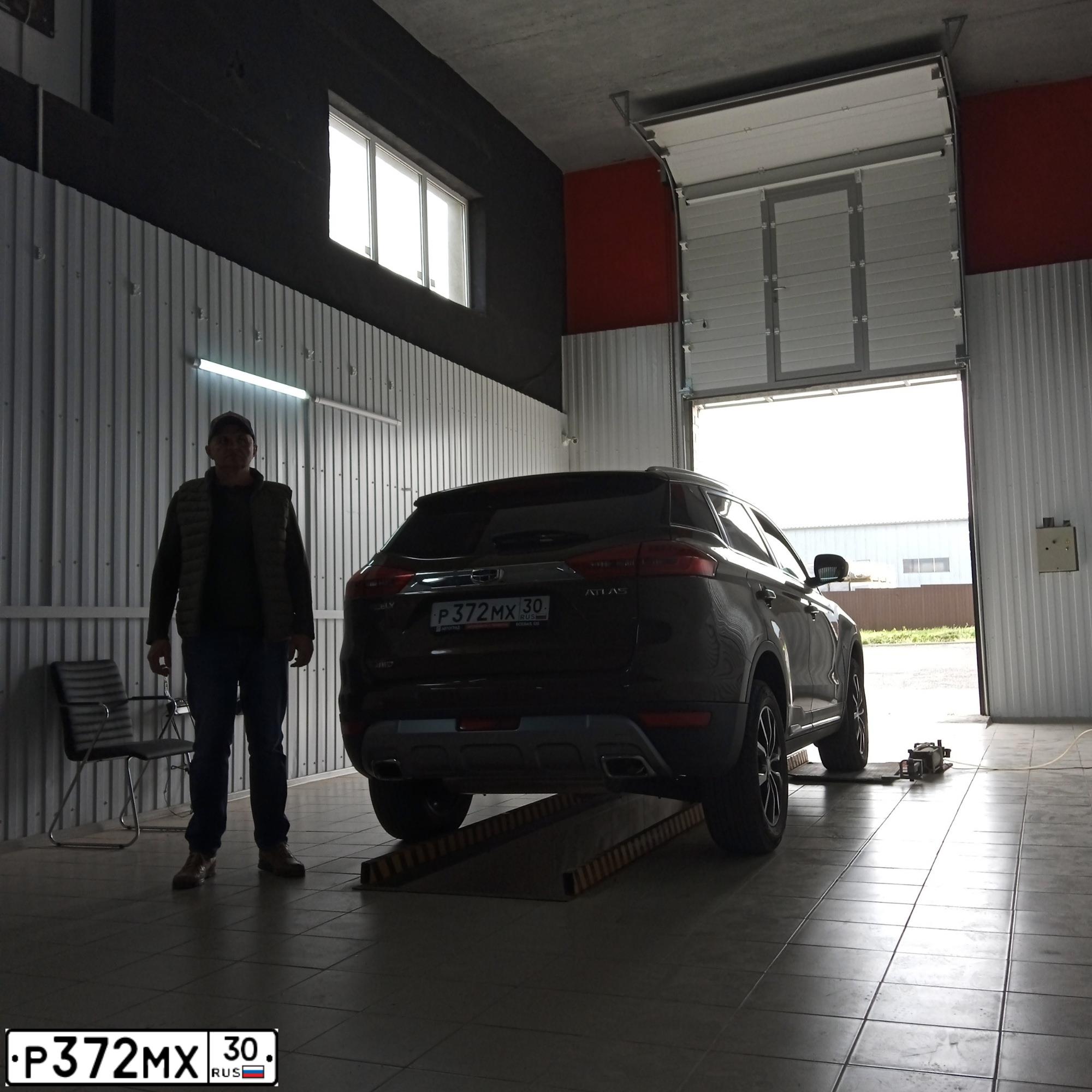 Фото автомобиля GEELY ATLAS, 2020 — госномер Р372МХ30. Цвет: Коричневый