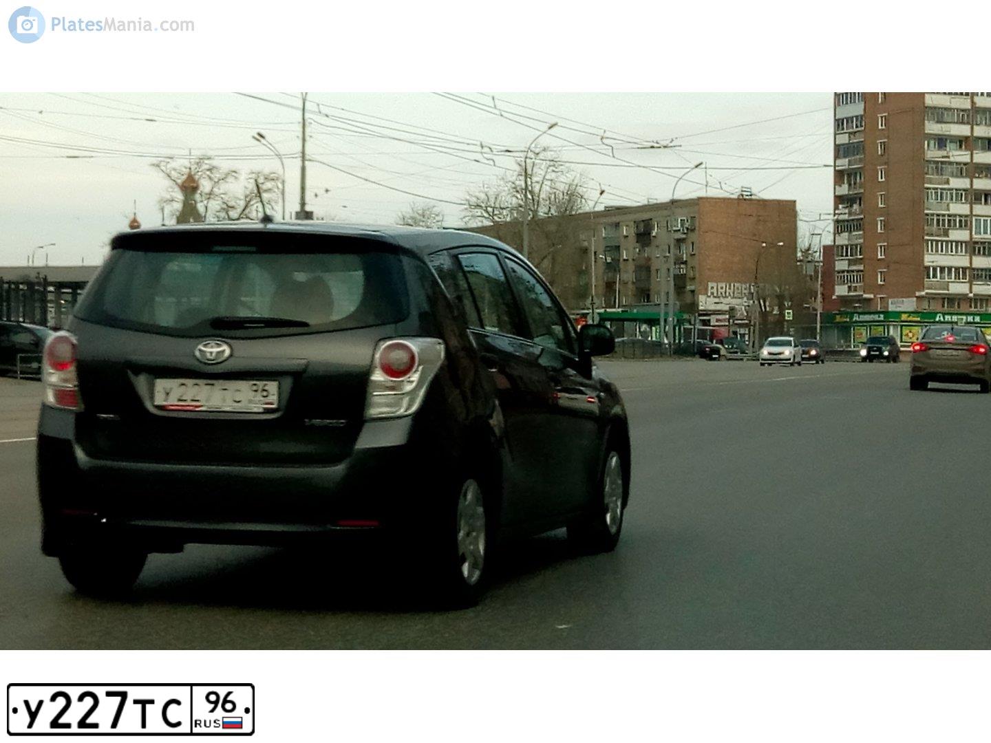 Фото автомобиля TOYOTA VERSO, 2012 — госномер Х436КУ72. Цвет: СЕРЫЙ