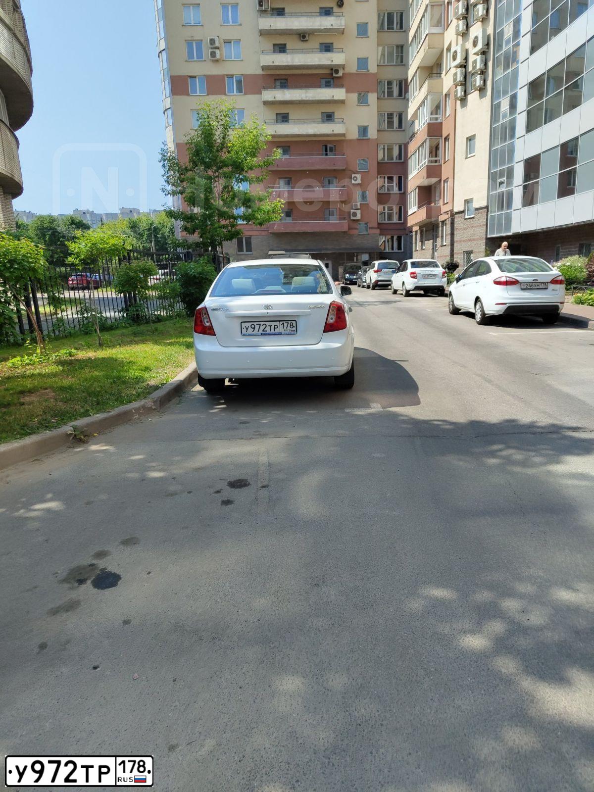 Фото автомобиля DAEWOO GENTRA, 2014 — госномер У972ТР178. Цвет: БЕЛО-ДЫМЧАТЫЙ