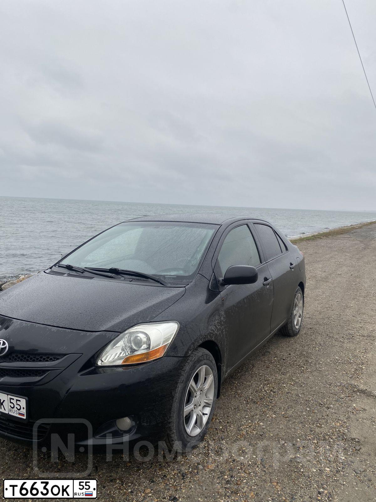 Фото автомобиля TOYOTA YARIS, 2006 — госномер Т663ОК55. Цвет: ЧЕРНЫЙ