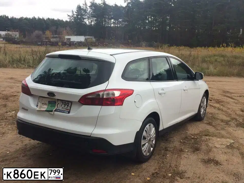 Фото автомобиля FORD FOCUS, 2014 — госномер А805АЕ156. Цвет: БЕЛЫЙ