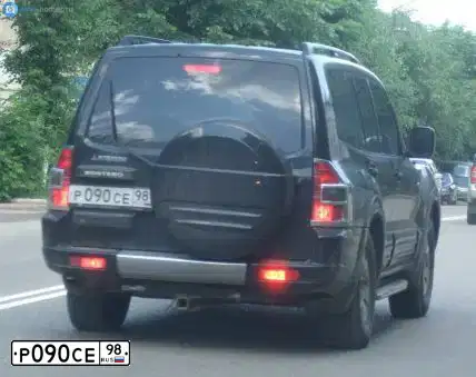 Фото автомобиля NISSAN JUKE, 2011 — госномер Р090СЕ98. Цвет: БЕЛЫЙ