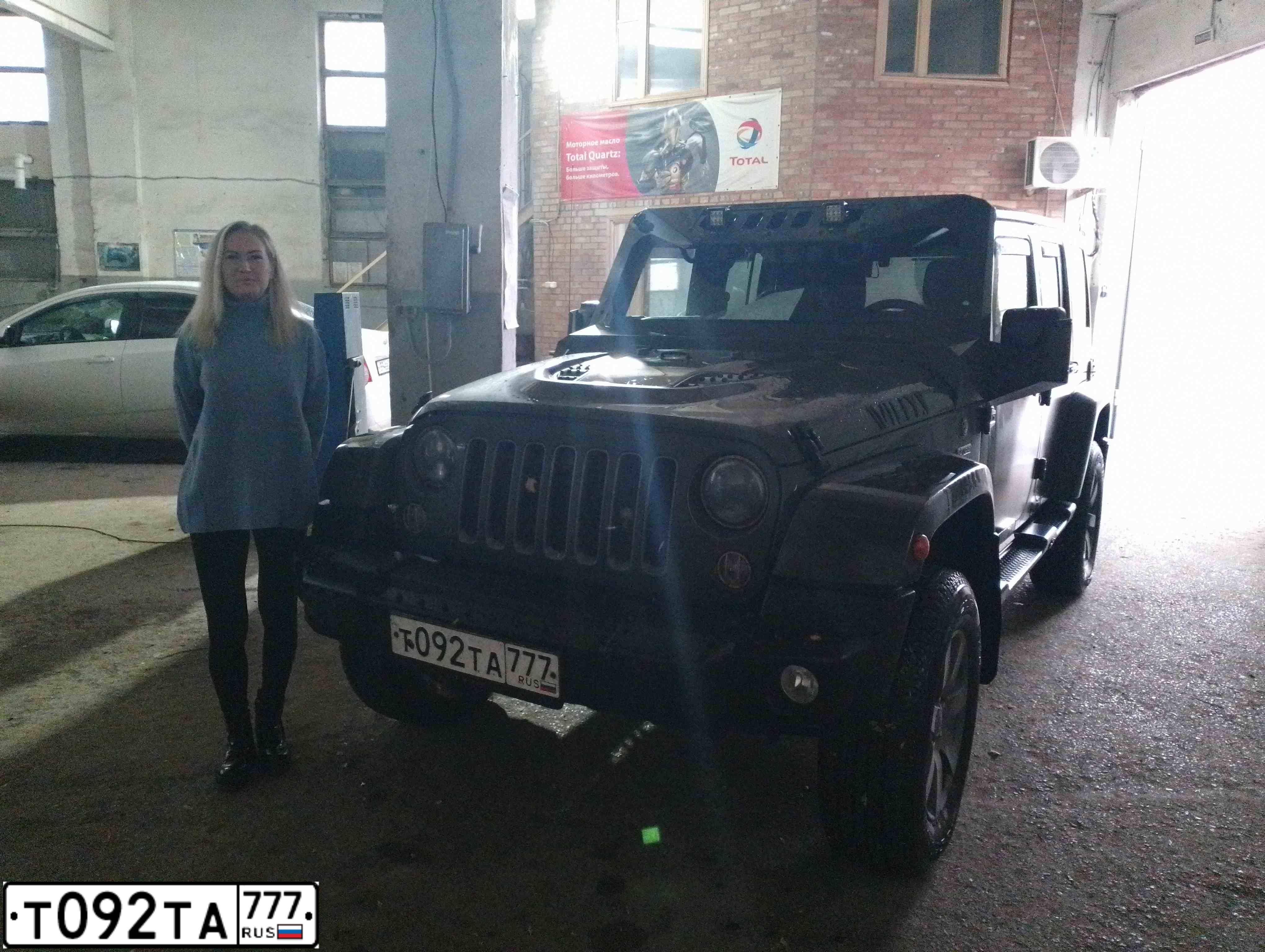 Фото автомобиля JEEP WRANGLER, 2016 — госномер Т092ТА777. Цвет: СЕРО-ЗЕЛЕНЫЙ