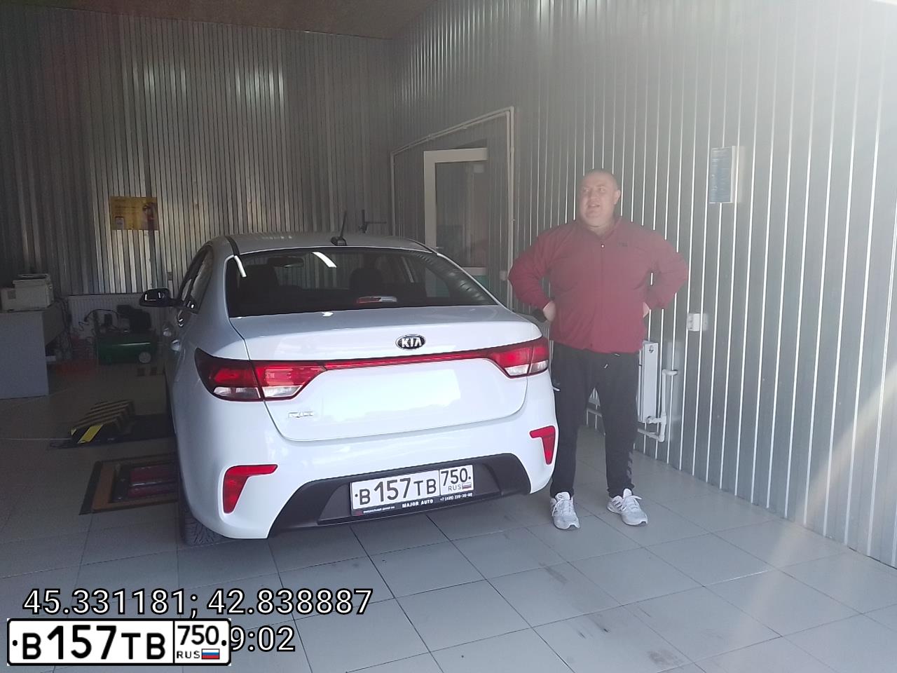 Фото автомобиля KIA RIO, 2018 — госномер У752ЕН05. Цвет: БЕЛЫЙ