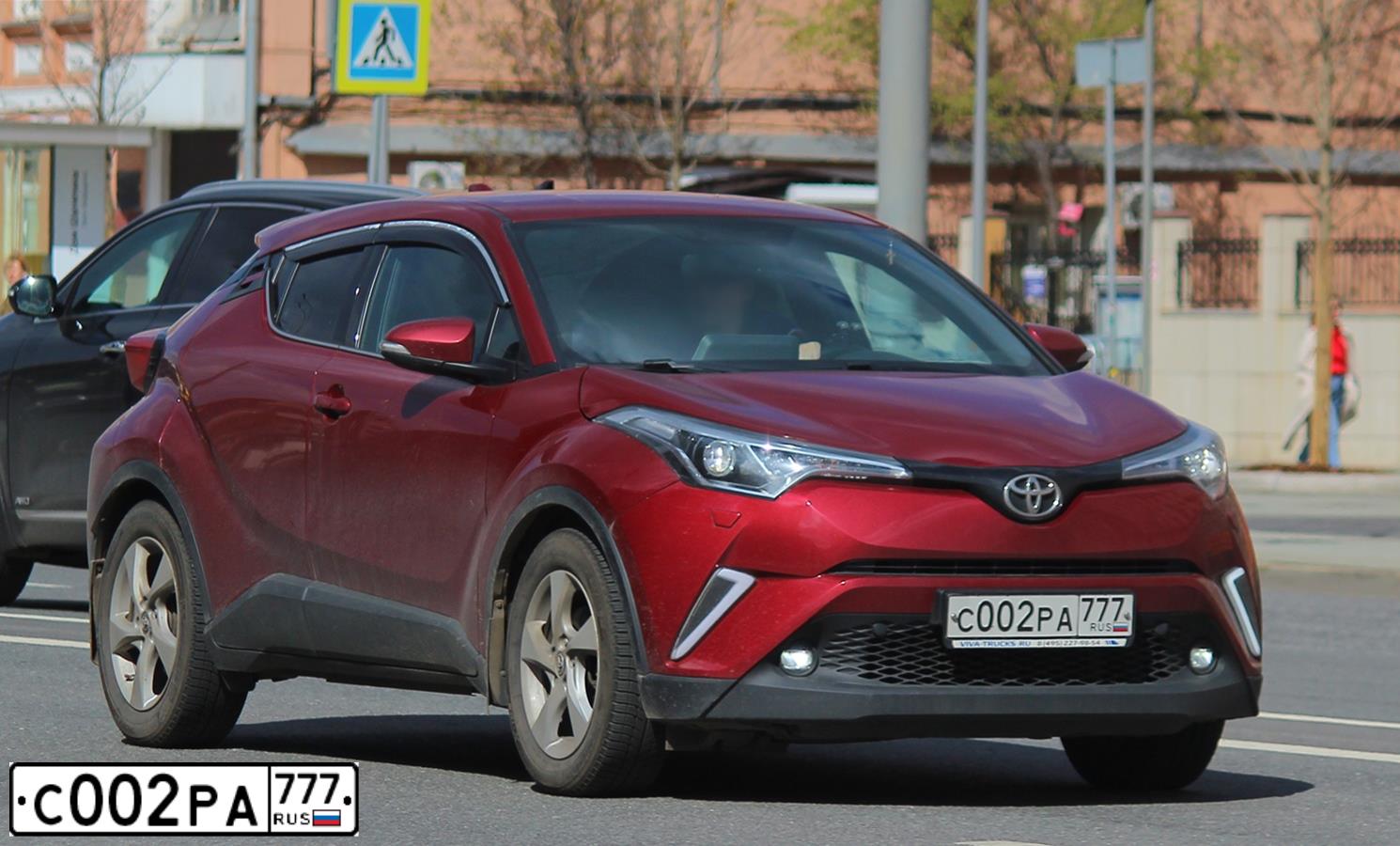 Фото автомобиля TOYOTA C-HR, 2018 — госномер С002РА777. Цвет: КРАСНЫЙ