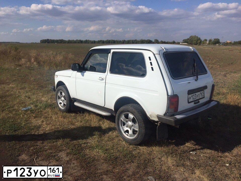 Фото автомобиля LADA 2121 NIVA, 2012 — госномер Р123УО161. Цвет: ЯРКО-БЕЛЫЙ