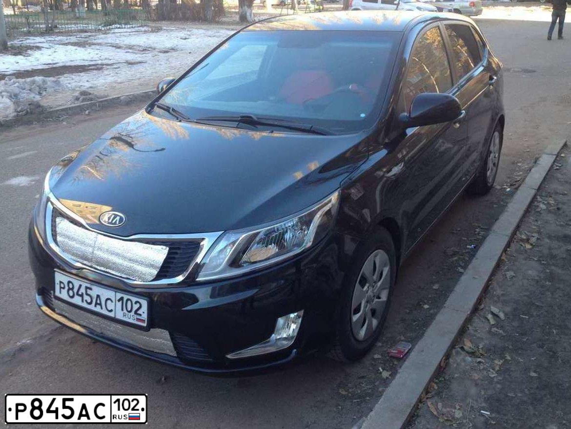 Фото автомобиля KIA RIO, 2012 — госномер Р845АС102. Цвет: ЧЕРНЫЙ