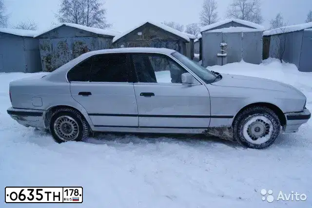 Фото автомобиля BMW SERIE 5, 1990 — госномер У198ХА178. Цвет: СВЕТЛО-СЕРЫЙ