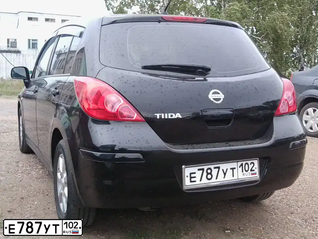 Фото автомобиля NISSAN НИССАН ТIIDА 1.6 ТЕКNА, 2007 — госномер Е787УТ102. Цвет: ЧЕРНЫЙ