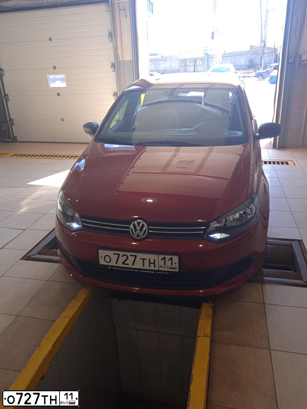 Фото автомобиля VOLKSWAGEN POLO, 2013 — госномер О727ТН11. Цвет: ВИШНЕВО-КРАСНЫЙ