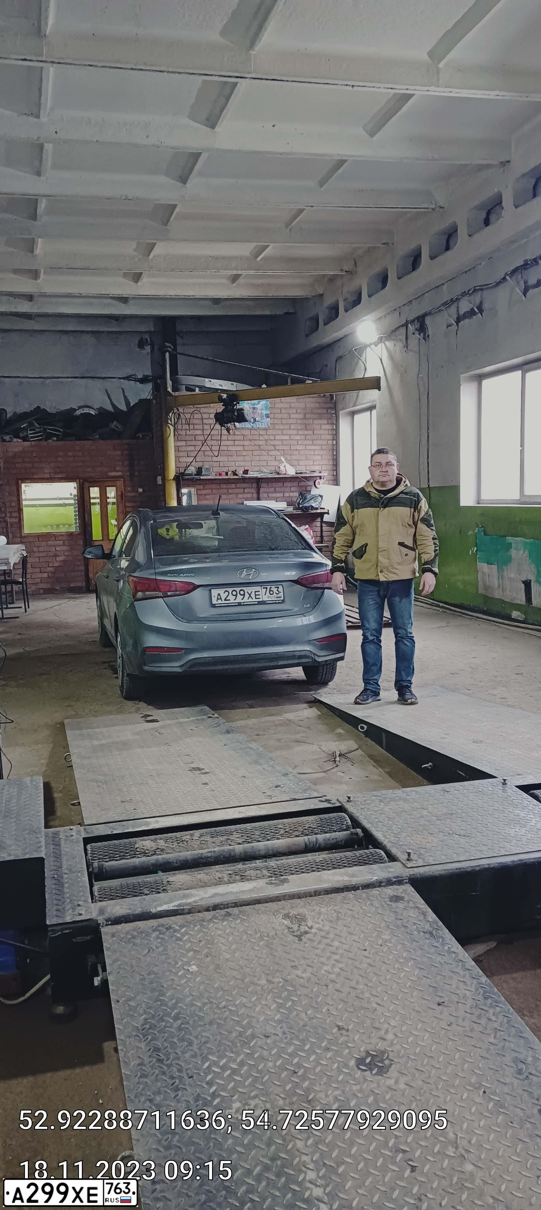 Фото автомобиля HYUNDAI SOLARIS, 2019 — госномер Е593ЕВ156. Цвет: Серый