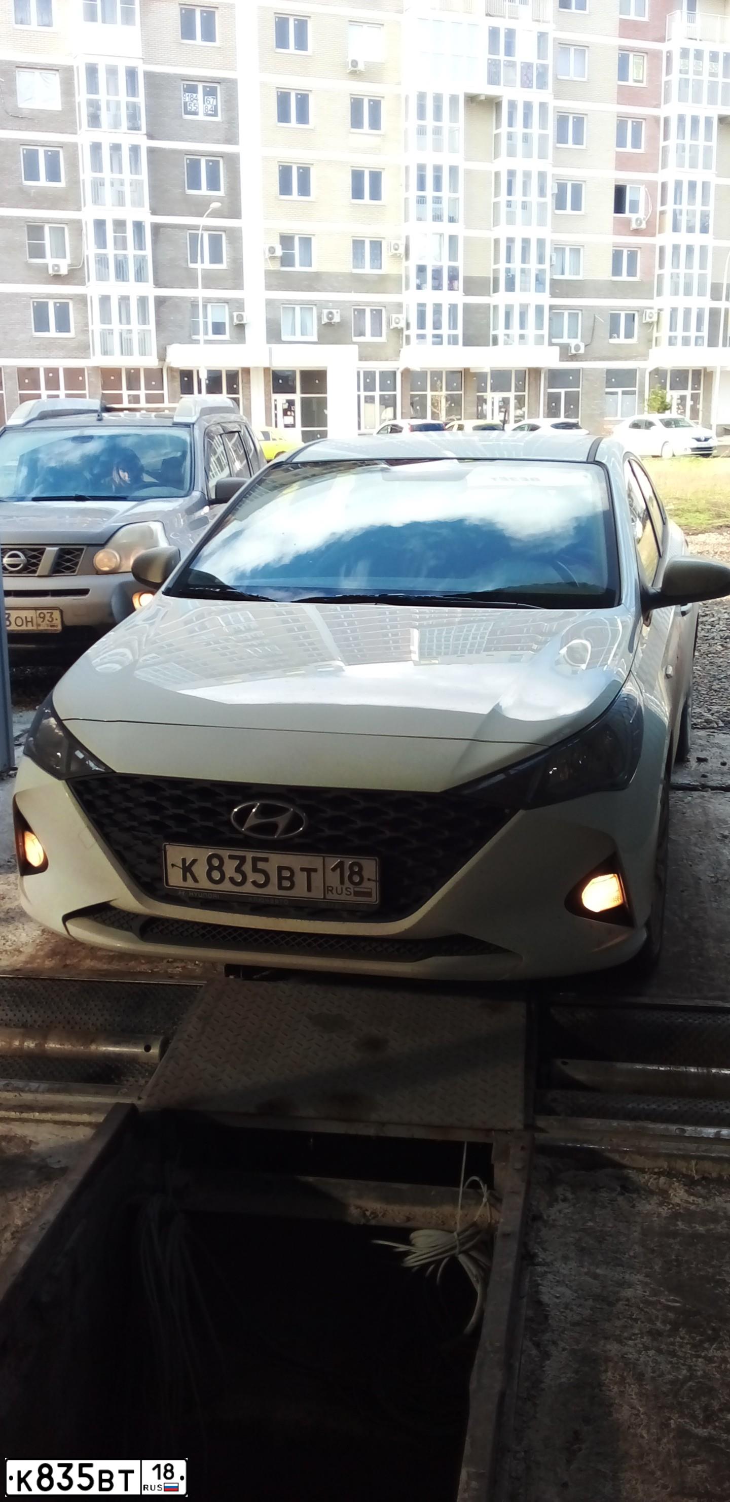 Фото автомобиля HYUNDAI SOLARIS, 2020 — госномер Е878НТ18. Цвет: Белый