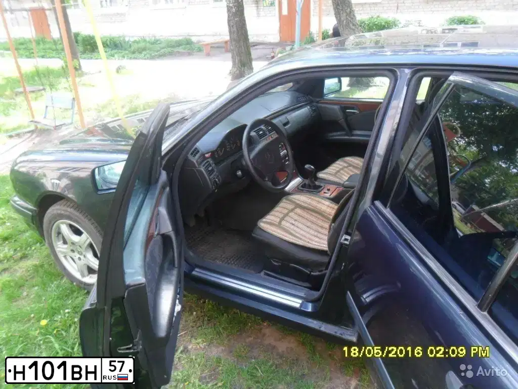 Фото автомобиля MERCEDES E-KLASSE, 1998 — госномер Н101ВН57. Цвет: ТЕМНО-СИНИЙ