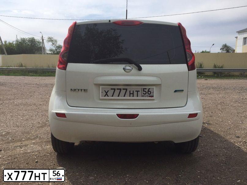 Фото автомобиля NISSAN NOTE, 2010 — госномер Х303УМ56. Цвет: Белый