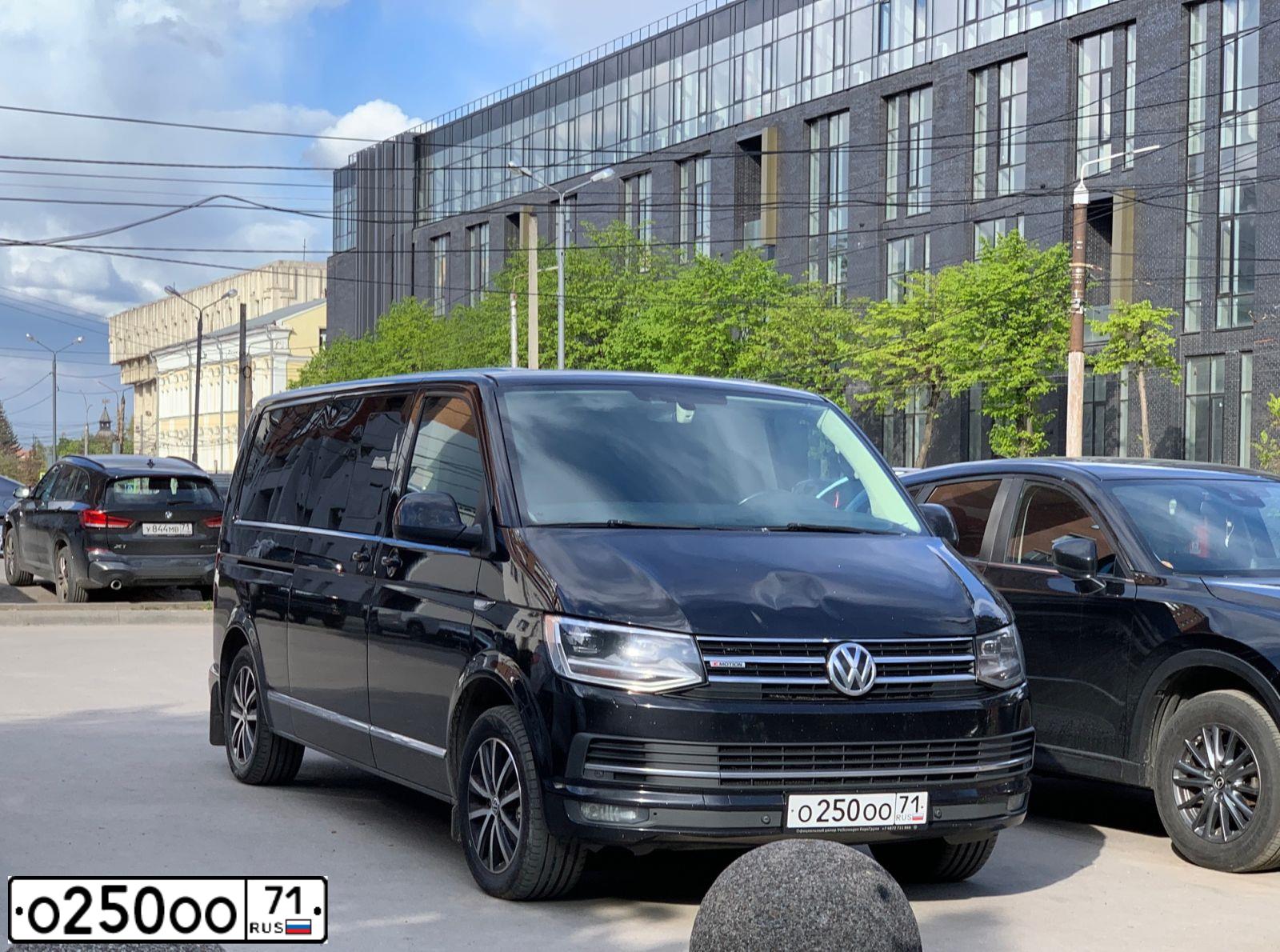 Фото автомобиля VOLKSWAGEN MULTIVAN, 2016 — госномер О421МТ71. Цвет: ЧЕРНЫЙ