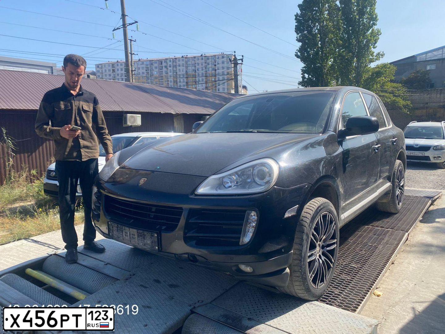 Фото автомобиля PORSCHE CAYENNE, 2007 — госномер Р128МН05. Цвет: ЧЕРНЫЙ