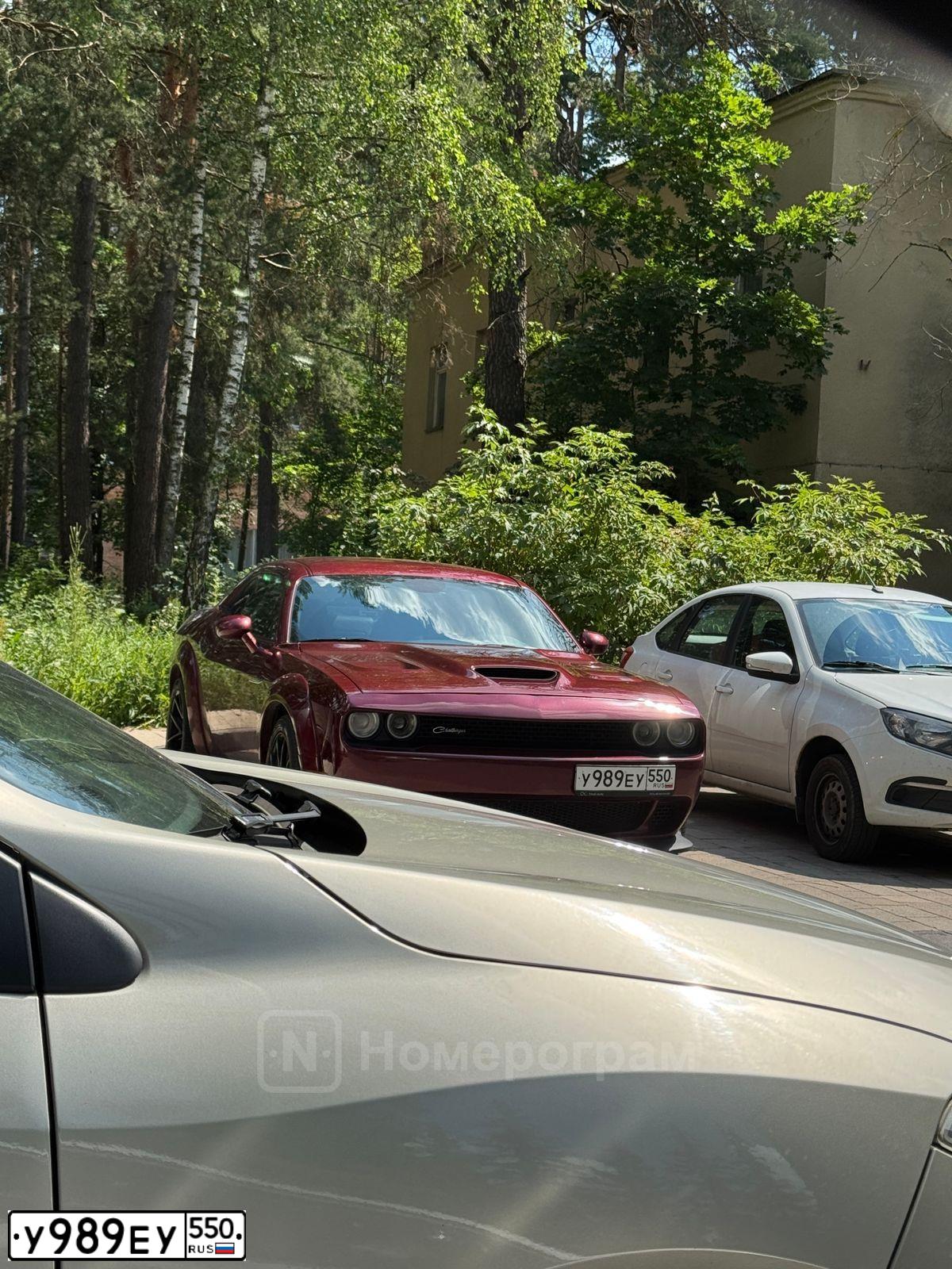 Фото автомобиля DODGE CHALLENGER, 2019 — госномер У989ЕУ550. Цвет: БОРДОВЫЙ