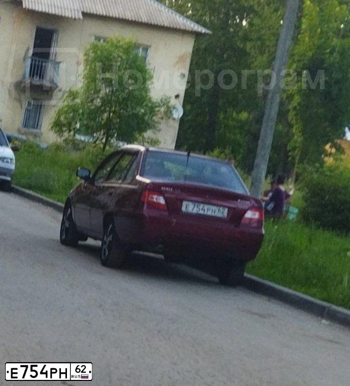 Фото автомобиля DAEWOO NEXIA, 2012 — госномер Е754РН62. Цвет: СПЕЛАЯ ВИШНЯ