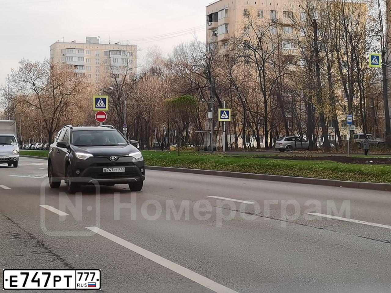 Фото автомобиля TOYOTA RAV4, 2015 — госномер Е747РТ777. Цвет: ТЕМНО-КОРИЧНЕВЫЙ