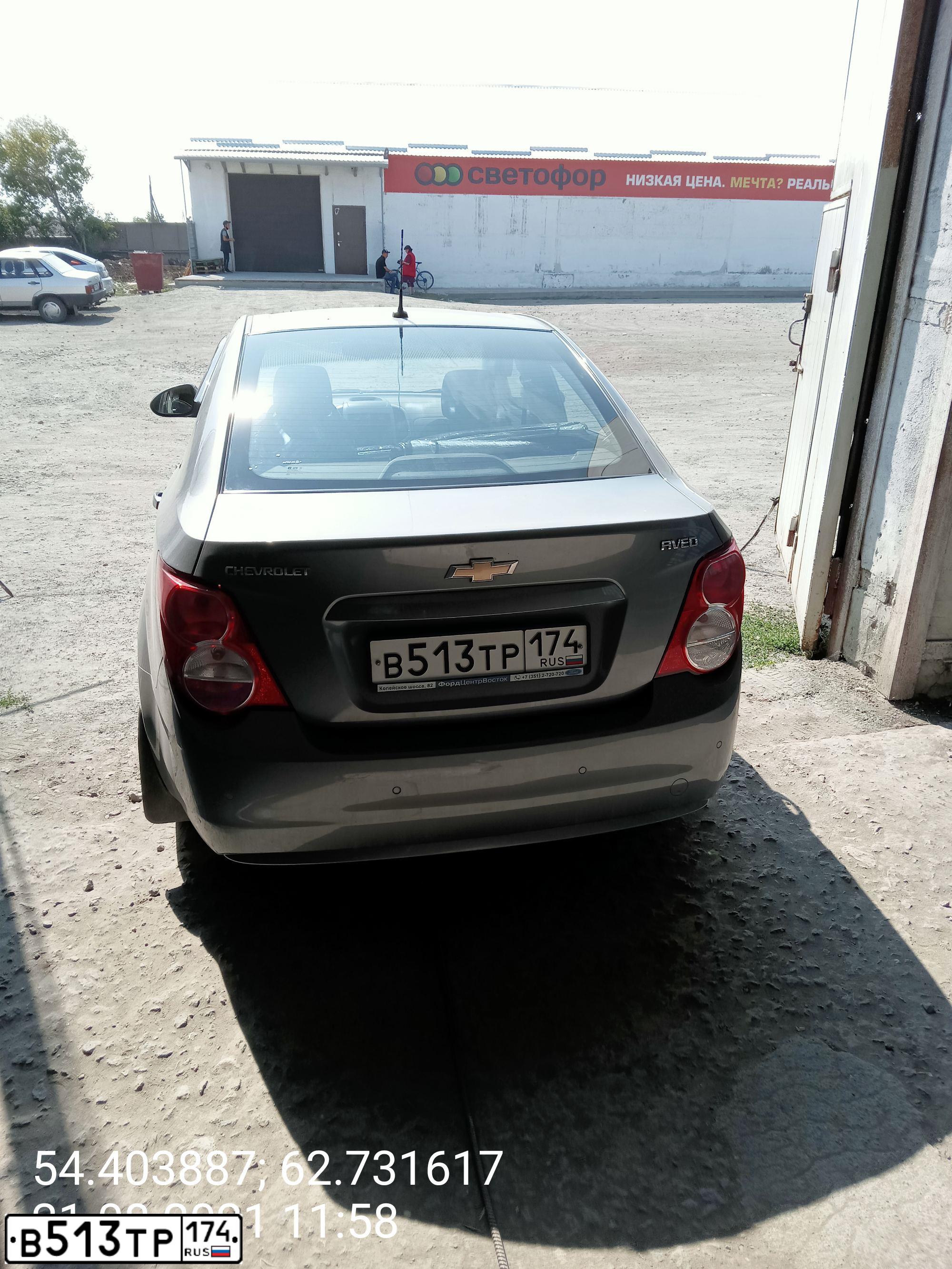 Фото автомобиля CHEVROLET AVEO, 2014 — госномер В513ТР174. Цвет: СЕРЫЙ