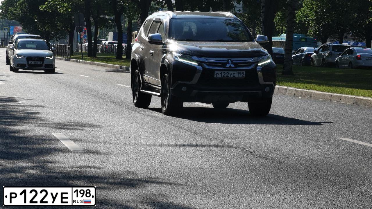 Фото автомобиля MITSUBISHI PAJERO SPORT, 2019 — госномер Р122УЕ198. Цвет: Коричневый