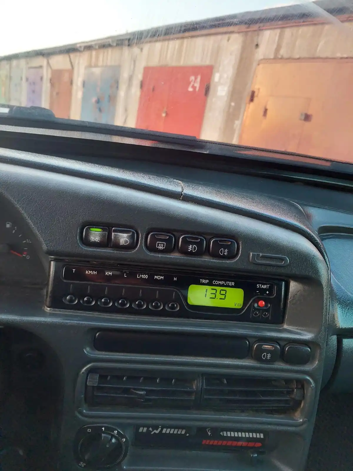 Фото автомобиля LADA 2114 SAMARA, 2007 — госномер А830ТК702. Цвет: ГРАФИТОВЫЙ МЕТАЛ.